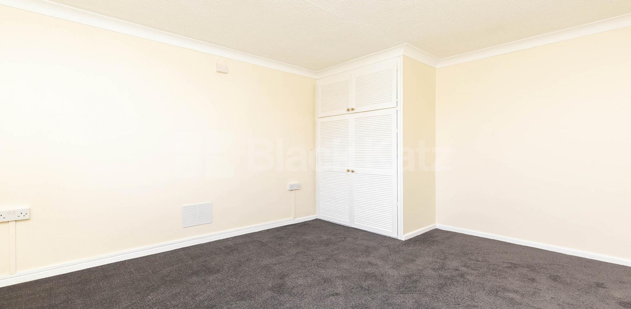 Refurbished 1 bedroom property with a study Oakleigh Road South, New Southgate 